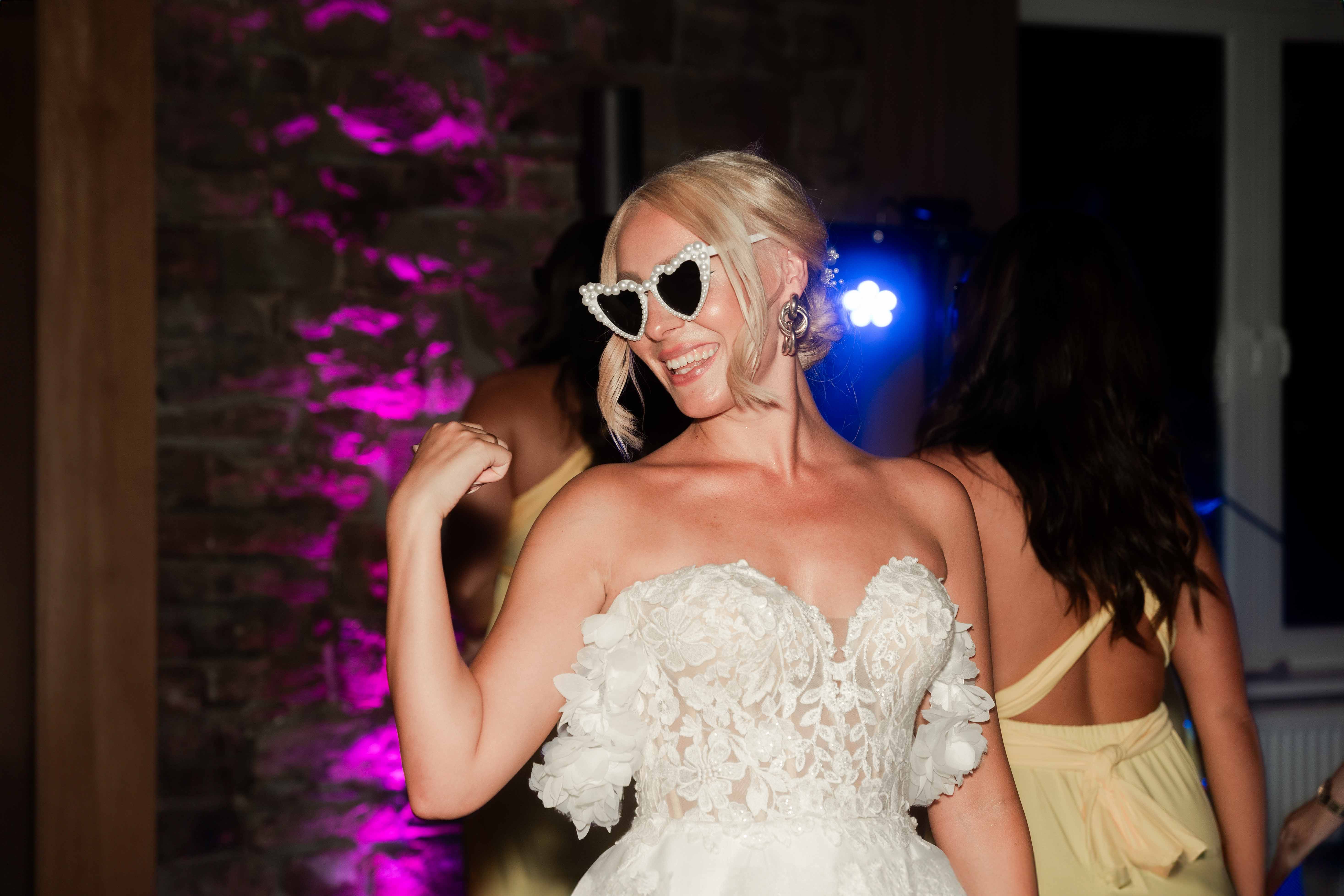 Hochzeitsfotograf Saskia & Kevin – Brautpaar lacht gemeinsam